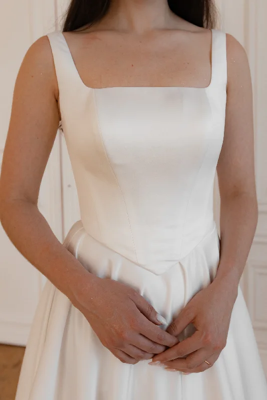 Lace - covered corsets for a feminine touchSquare Neckline Corset Olla